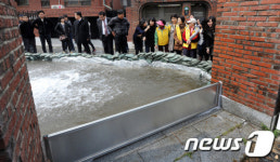 물 샐 틈 없는 차수판...홍수걱정 끝