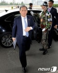 국방부 도착하는 김관진 장관