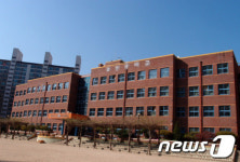 &apos;니킥&apos; 피해 학생에 책임 물은 &apos;황당&apos; 중학교