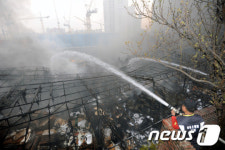 구조물만 남은 물류창고