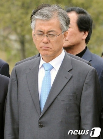 노 전 대통령 묘역 참배하는 문재인