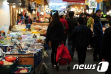 전통시장 찾은 대형마트 장바구니