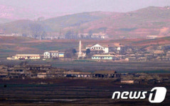 긴장 속 평화로운 북측 마을