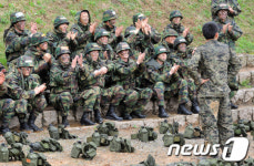 후배의 군가에 박수치는 특전예비군