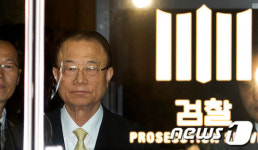 검찰 조사 마친 최시중 전 위원장