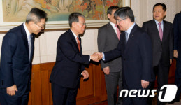 시중은행장들과 인사나누는 김중수 총재