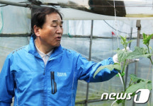 오이농장 찾은 이재오 의원