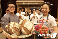 신세계百, '윈도우 베이커리' 개최