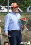 꽃다발 든 김용민