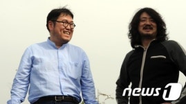 밝게 웃는 김용민