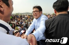 참가자들과 인사하는 김용민