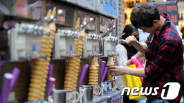 밀려드는 주문에 분주한 아이스크림 가게