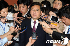 취재진의 질문 받는 심재철 의원