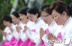 삼귀의례하는 참석자들