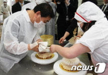 장애인재활시설 방문한 이재오 의원