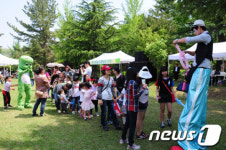 올해도 이어진 신격호 회장의 &apos;둔기마을&apos; 사랑