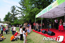 올해도 이어진 신격호 회장의 &apos;둔기마을&apos; 사랑