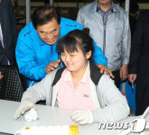 재활원생 격려하는 이재오 의원