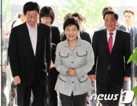 박근혜 위원장, 노인복지관 방문