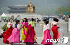 광화문 광장에 나타난 한복여인들