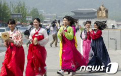 광화문 광장에 나타난 한복여인들
