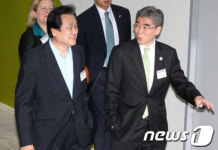 엑스포 개막식 참석하는 성김 미대사-김무성 의원