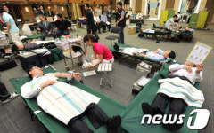 사랑의 헌혈 행사 동참하는 KEB 직원들