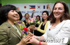 감사의 카네이션 전달하는 외국인 학생들