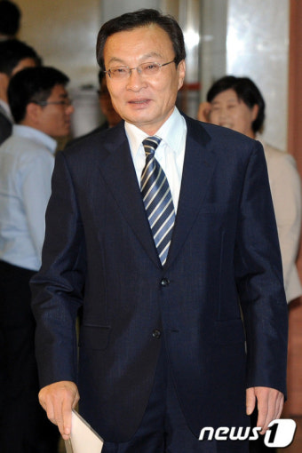 정론관 들어서는 이해찬 상임고문