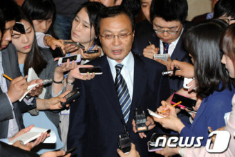 취재진에 둘러싸인 이해찬 상임고문