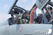 F-5 탑승한 韓공군작전사령관 박신규 중장