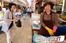 경남 거창, 중형마트 자체 휴무로 재래시장 활기 넘쳐