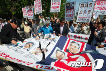 통합진보당 당선인 사진 찢는 보수단체