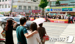 안타까운 시선의 시민들