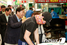 맛때려총각버전 | [사진] '총각 나왔어' 등 때리는 이재오 의원