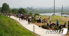 산림청, &apos;우리강변 자전거길 나무심기 행사