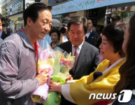 [사진]포항, 꽃다발 받은 정몽준