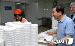 한국전자통신연구원 구내식당 찾은 이재오 의원