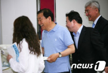 ETRI 직원들과 식사하는 이재오 의원
