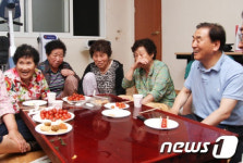 와룡마을 주민들과 간담회 갖는 이재오
