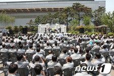 &apos;동료 악기연주에 신바람&apos; 현대미포조선서 현장콘서트 열려