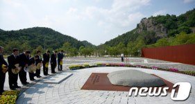 너럭바위 참배하는 추모객들