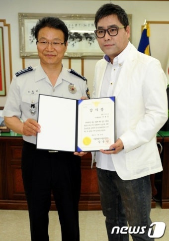 경찰, 격투끝에 성추행범 잡은 이병훈야구 해설위원에 감사장