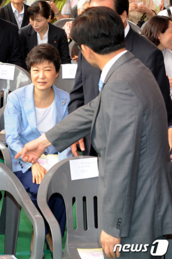 김문수,'박근혜 전 위원장 자리가 여기인데..'