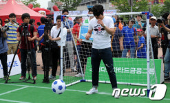안대쓰고 시각장애축구 체험하는 안정환