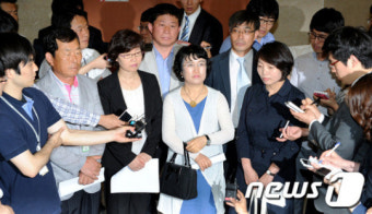 질문에 답하는 비례대표 후보 사퇴자들
