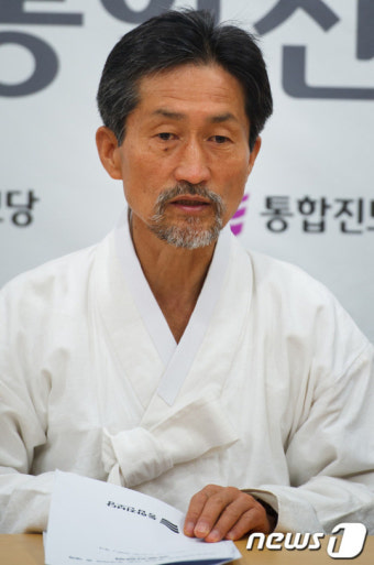 모두발언하는 강기갑 혁신비대위원장