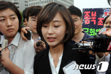 취재진의 질문 받는 김재연 의원