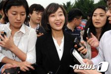 취재진의 질문 받는 김재연 의원