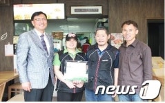 초록우산 어린이재단, 교촌치킨 하당점과 나눔현판 전달식 개최